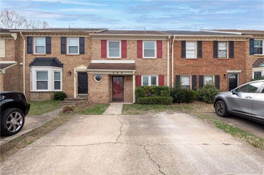 Beautiful all-brick, 4-bedroom, 2.5-bath waterfront townhouse in - Beach Townhome/Townhouse for sale in Virginia Beach, Virginia on Beachhouse.com