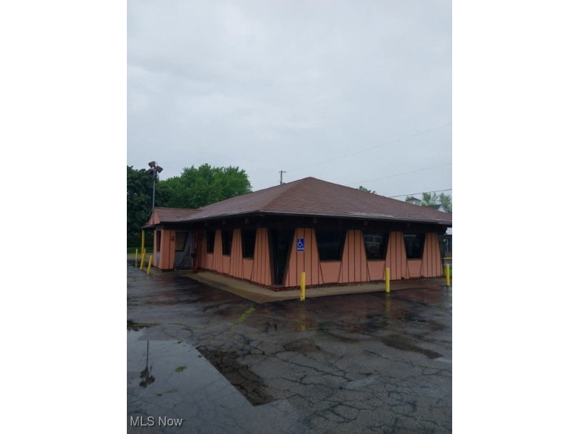Was an old Pizza Hut, And Adams auto world, retail space and - Beach Commercial for sale in Vermilion, Ohio on Beachhouse.com