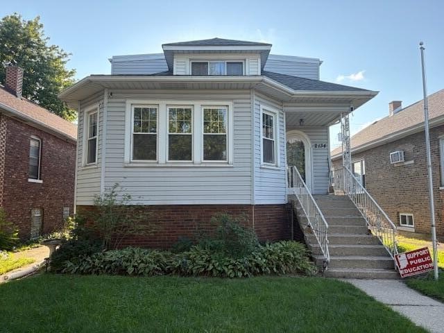 Large 4 bedroom home in the heart of the Robertsdale - Beach Home for sale in Whiting, Indiana on Beachhouse.com