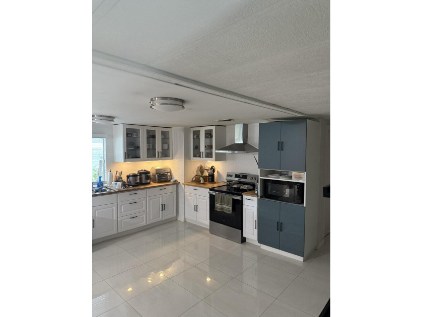Spectacular 4 Bed / 2 Bath Mobile Home - All-Ages Community in - Beach Home for sale in Palm Beach Gardens, Florida on Beachhouse.com