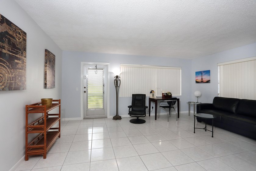 Beautiful 1 bedroom, 1 1/2 bath corner unit on the first floor - Beach Condo for sale in West Palm Beach, Florida on Beachhouse.com