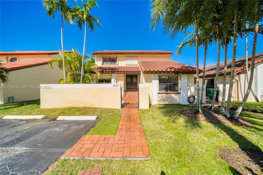 Welcome to your own private lakeside retreat in the heart of - Beach Home for sale in Miami, Florida on Beachhouse.com