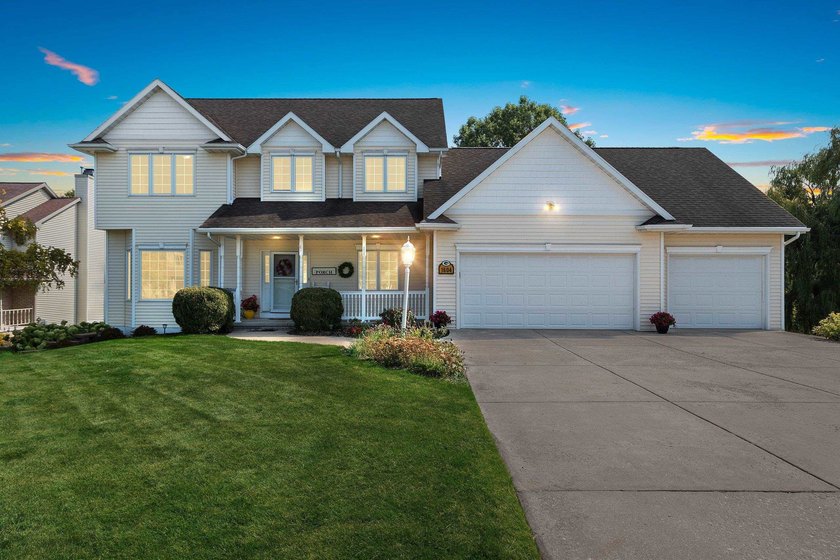 Looking for a spacious home? This is it! 4BR 2.5 Bath home on a - Beach Home for sale in Green Bay, Wisconsin on Beachhouse.com