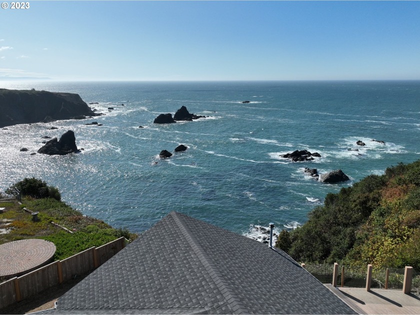 Stunning Oceanfront home: This 4-bedroom, 3.5-bathroom - Beach Home for sale in Brookings, Oregon on Beachhouse.com