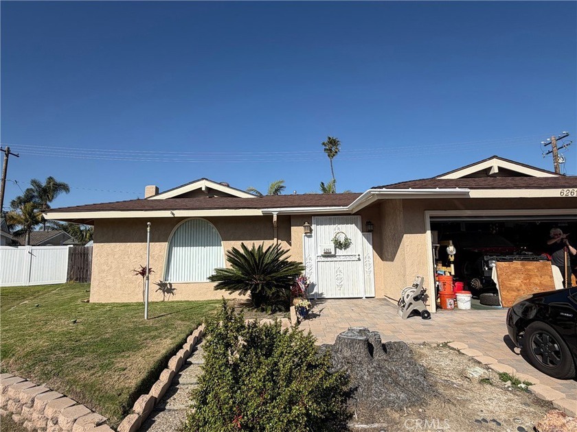 Welcome to 6261 Balmoral Drive, a beautifully maintained - Beach Home for sale in Huntington Beach, California on Beachhouse.com