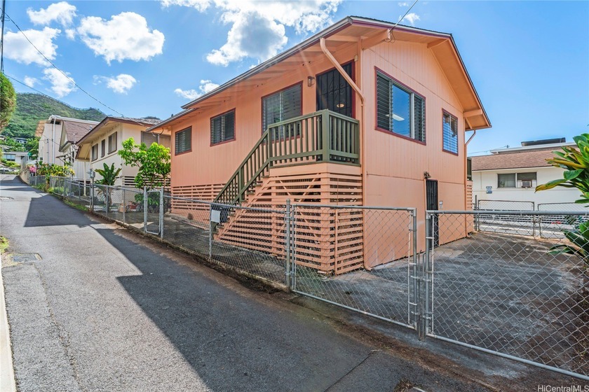 Just a few minutes from downtown Honolulu, this refreshed - Beach Home for sale in Honolulu, Hawaii on Beachhouse.com