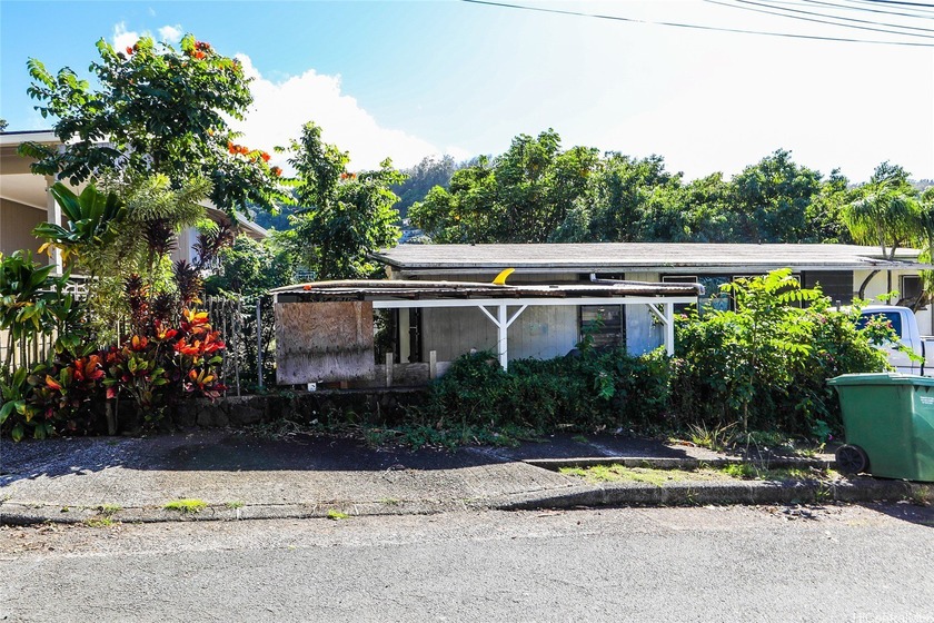 Experience the ease of Honolulu living in this 3 bedroom, 2 bath - Beach Home for sale in Honolulu, Hawaii on Beachhouse.com