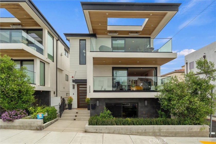 Clean lines, cool ocean breezes, and sophisticated living align - Beach Townhome/Townhouse for sale in Hermosa Beach, California on Beachhouse.com