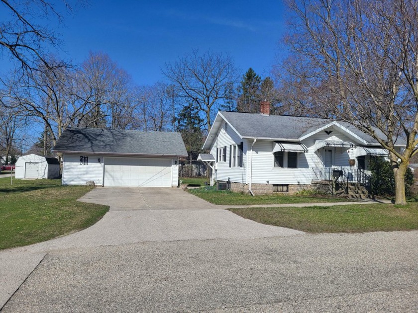 Ranch style home in the heart of Montague MI on a double lot - Beach Home for sale in Montague, Michigan on Beachhouse.com