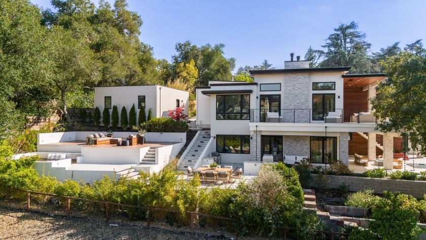 Completed in 2019, this custom-built Los Altos estate combines - Beach Home for sale in Los Altos, California on Beachhouse.com