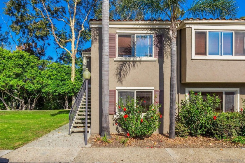 Beautiful move-in-ready 2-bedroom, 2-bathroom END UNIT with - Beach Home for sale in La Jolla, California on Beachhouse.com