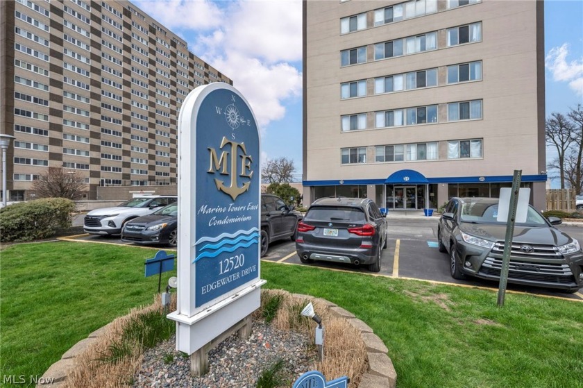 Welcome to the epitome of lakeside living at Marine Towers East! - Beach Condo for sale in Lakewood, Ohio on Beachhouse.com
