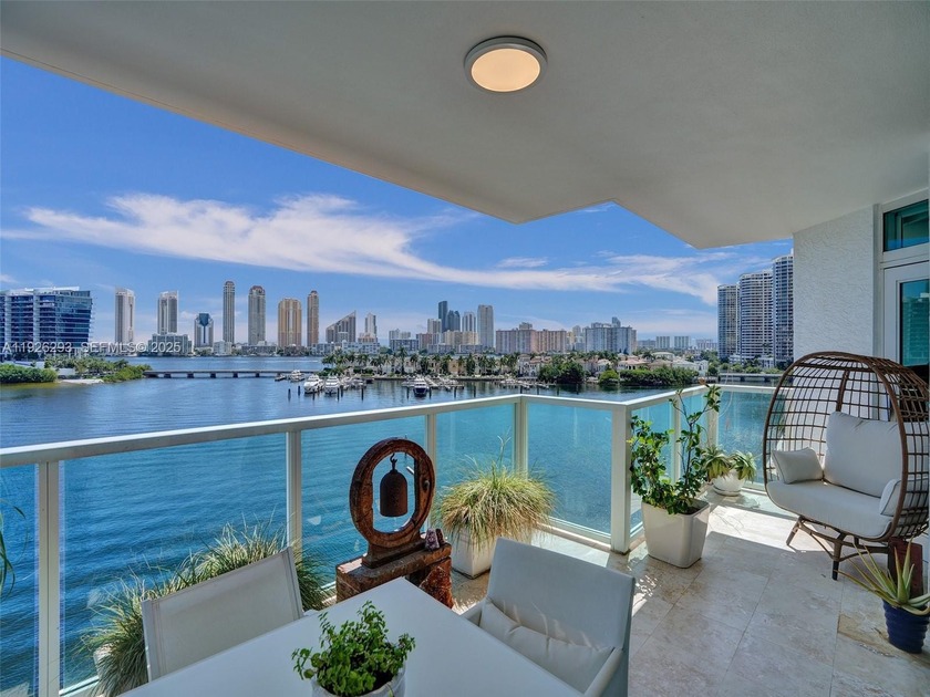 GORGEOUS REMODELED CONDO AT THE PENINSULA I. PRIVATE ELEVATOR - Beach Condo for sale in Aventura, Florida on Beachhouse.com