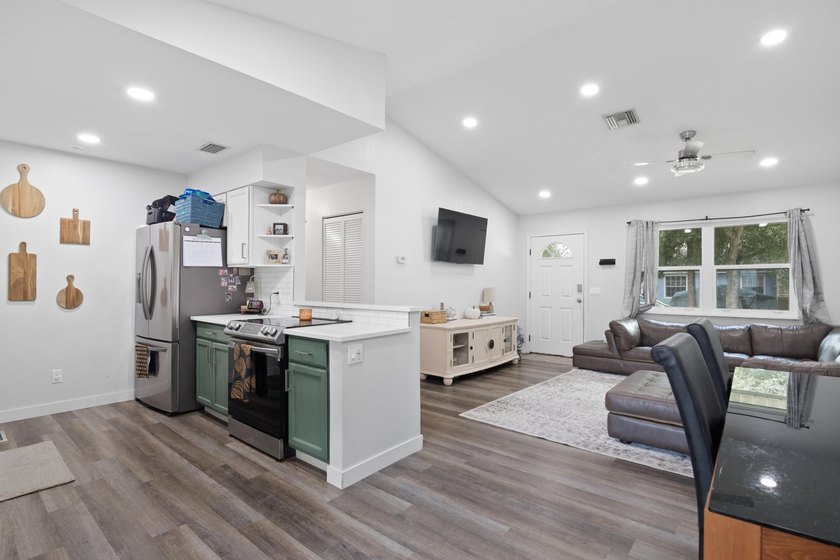 Prime Vero Beach location! This 2 bedroom, 2 bathroom home with - Beach Home for sale in Vero Beach, Florida on Beachhouse.com