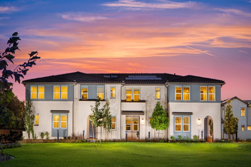 Open Concept Floorplan, Gourmet Kitchen Island, Walk-in Pantry - Beach Townhome/Townhouse for sale in Ventura, California on Beachhouse.com