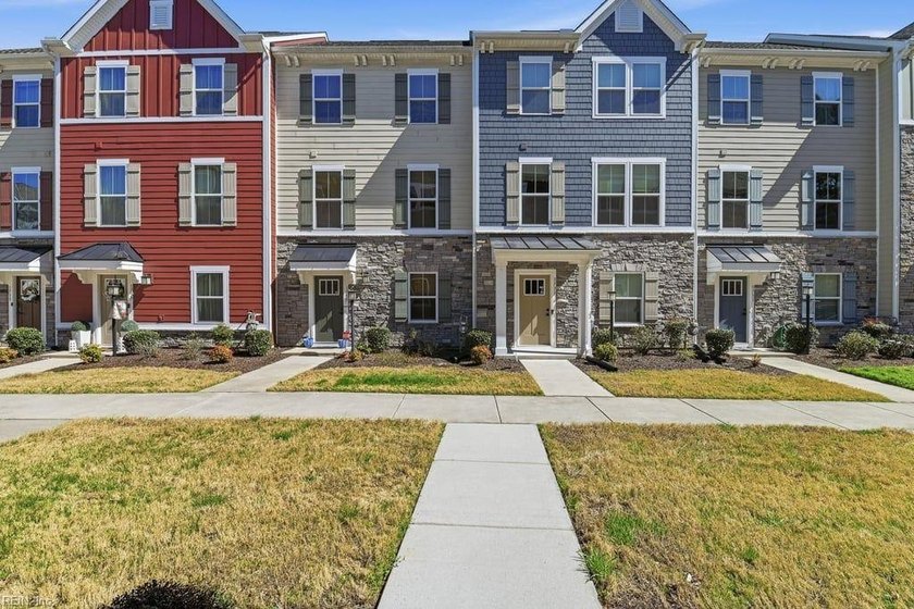 TOWNHOUSE STYLE CONDO with Fresh Paint & New Flooring, Open - Beach Condo for sale in Chesapeake, Virginia on Beachhouse.com