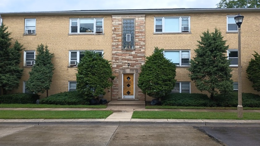 Well maintained 6 unit apt. building. Great curb appeal and two - Beach Commercial for sale in Skokie, Illinois on Beachhouse.com
