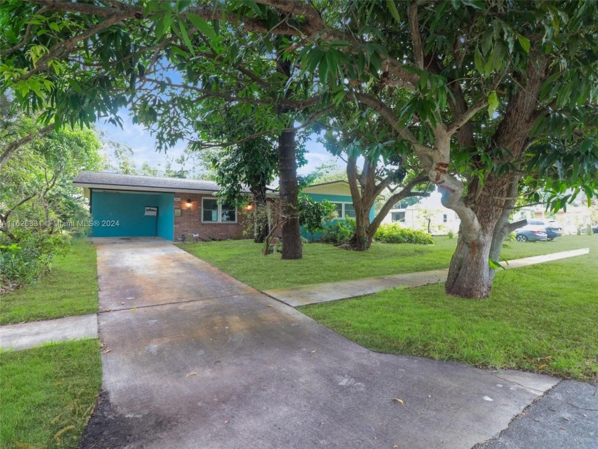 Like Mangos and Avocados, this is the house for you. Many kinds - Beach Home for sale in Lantana, Florida on Beachhouse.com