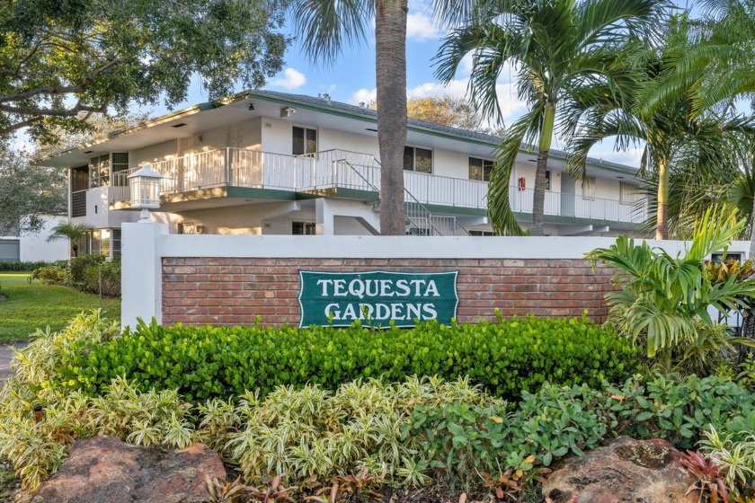 Welcome to this rare end unit at Tequesta Gardens! End units - Beach Condo for sale in Tequesta, Florida on Beachhouse.com