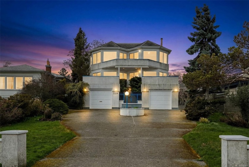 Located on the Esplanade at Willows Beach, this 3 bedroom, 3 - Beach Home for sale in Oak Bay, BC on Beachhouse.com