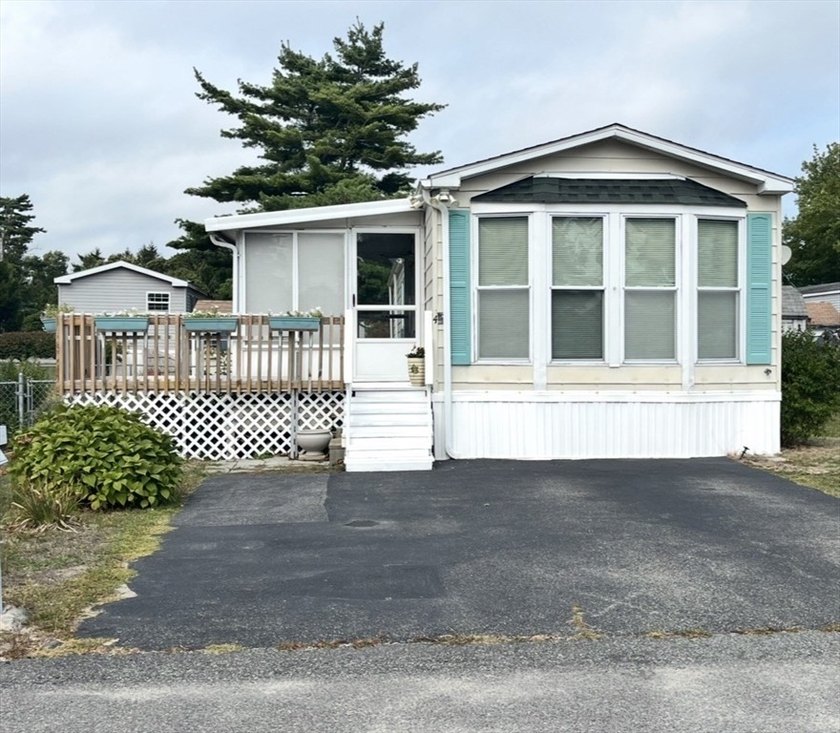 Welcome to Mogan Park - a desirable 55+ community! This move-in - Beach Home for sale in Wareham, Massachusetts on Beachhouse.com