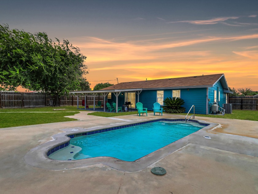 Private pool, Nearby boat ramp, Large fenced yard, Pet - Beach Vacation Rentals in Aransas Pass, Texas on Beachhouse.com