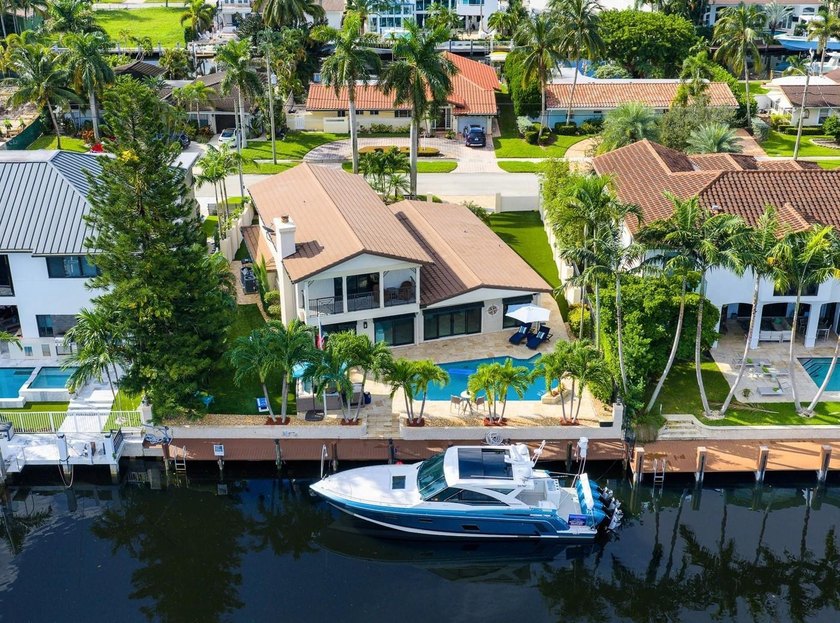 An idyllic lifestyle awaits at this Island-Inspired Deepwater - Beach Home for sale in Lighthouse Point, Florida on Beachhouse.com