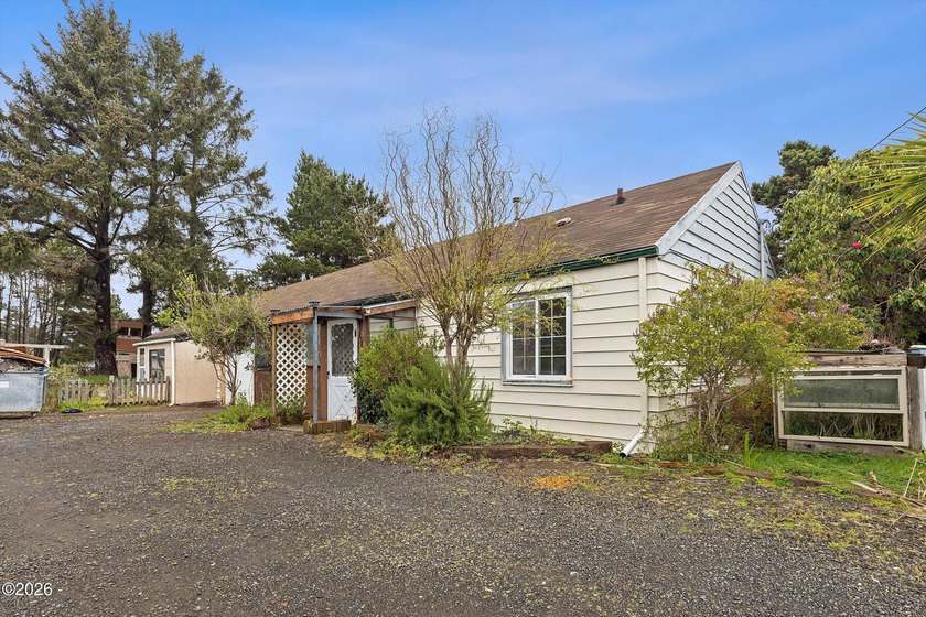 Lincoln City Duplex offers a rare investment opportunity to live - Beach Home for sale in Lincoln City, Oregon on Beachhouse.com
