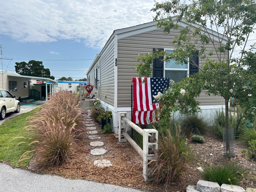 2022 beautifully landscaped 2 bedroom/2 bathroom semi-furnished - Beach Home for sale in St. Petersburg, Florida on Beachhouse.com