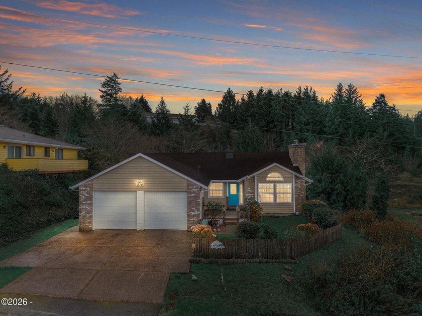 Shows like a dream! This beautifully maintained 3-bedroom - Beach Home for sale in Waldport, Oregon on Beachhouse.com