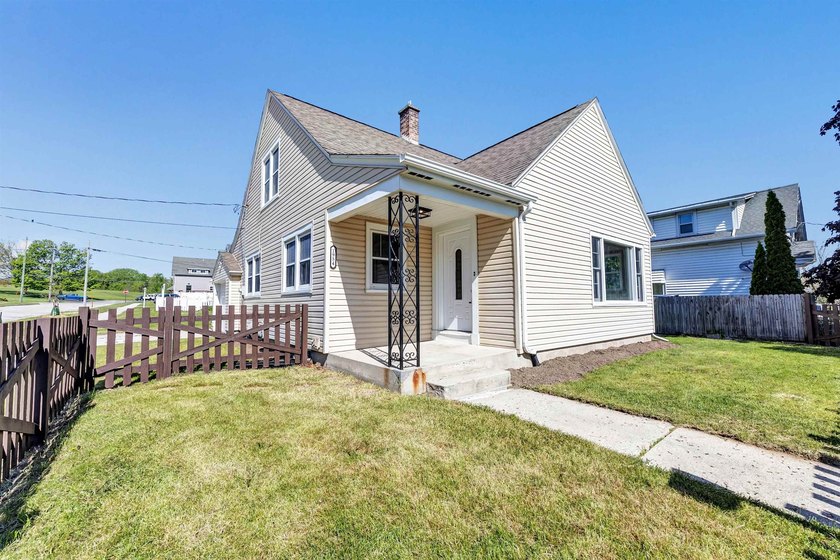 Welcome to this cozy and charming 3 bedroom, 1.5 bath home in - Beach Home for sale in Manitowoc, Wisconsin on Beachhouse.com