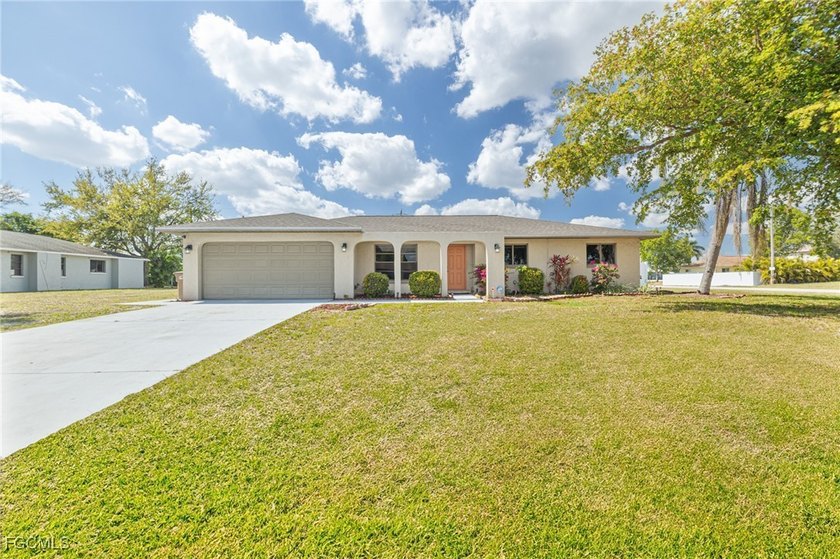 LOCATION! LOCATION! LOCATION! Well-maintained, fully furnished - Beach Home for sale in Cape Coral, Florida on Beachhouse.com