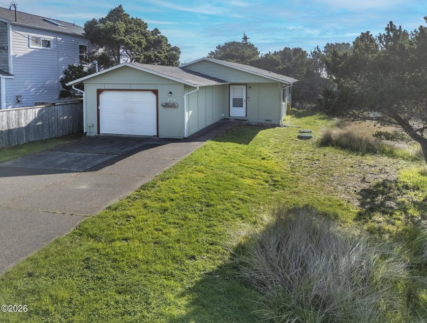CHARMING, EFFICIENT, AND EXCEPTIONALLY LOCATED, this home offers - Beach Home for sale in Waldport, Oregon on Beachhouse.com