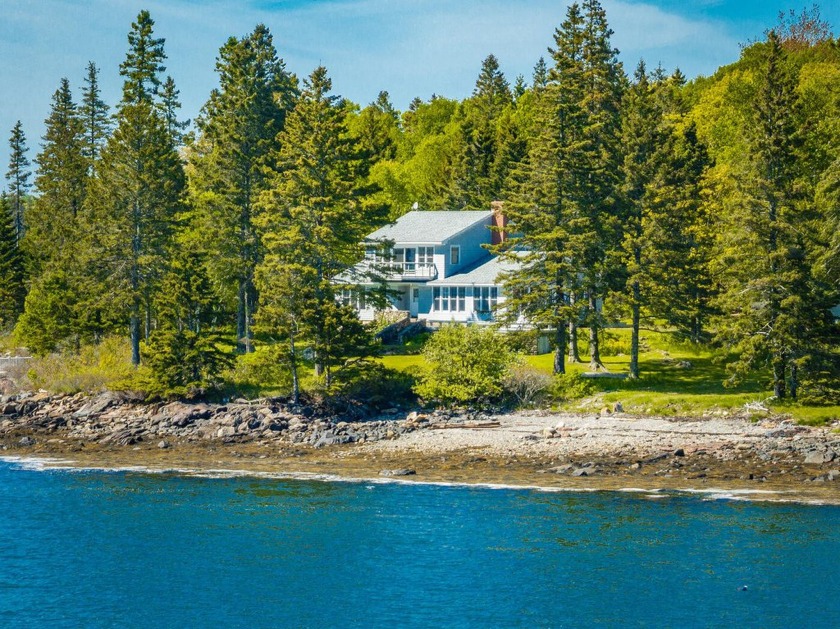 This waterfront home in Cushing, Maine, is a true gem, offering - Beach Home for sale in Cushing, Maine on Beachhouse.com