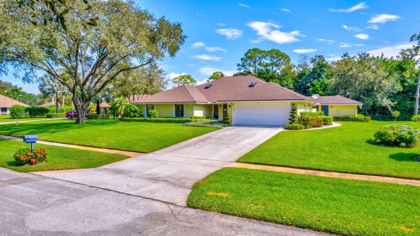 Spacious 5 Bedroom 3.5 Bath home with open floor plan and - Beach Home for sale in Wellington, Florida on Beachhouse.com