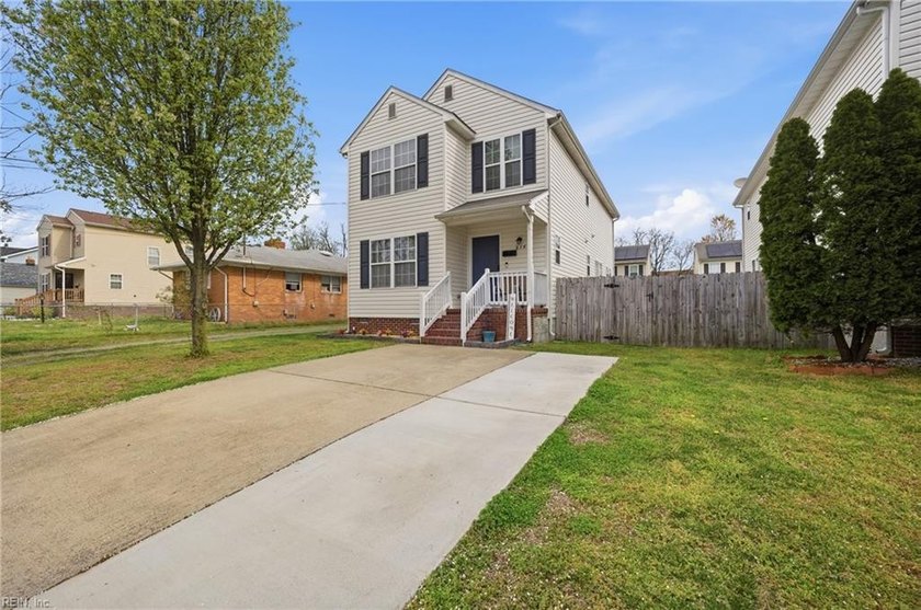 Easy living in this beautifully maintained 3 bedroom, 2.5 bath - Beach Home for sale in Hampton, Virginia on Beachhouse.com