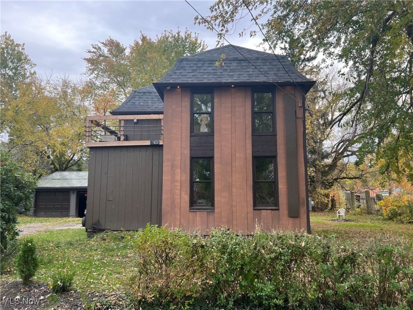 Charming 2-bed Colonial with a spacious 4-car garage. Includes - Beach Home for sale in Conneaut, Ohio on Beachhouse.com