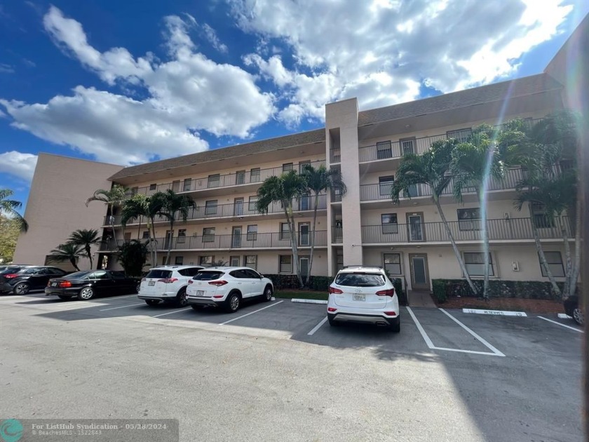 WOWZER!! DESIRABLE FIRST FLOOR UNIT IN SUNRISE LAKES PHASE 4 - Beach Condo for sale in Sunrise, Florida on Beachhouse.com