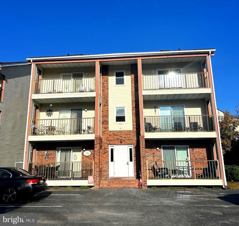 Ready to escape to paradise in this delightful 1-bedroom, 1-bath - Beach Condo for sale in Ocean City, Maryland on Beachhouse.com