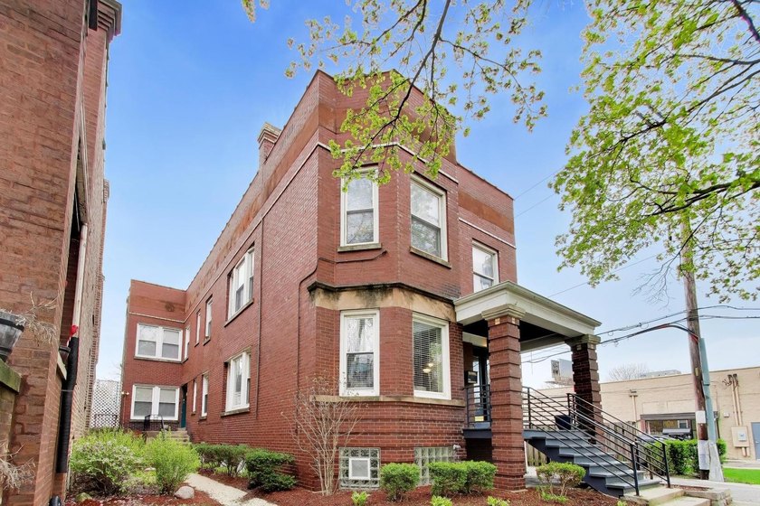 LIVE AND INVEST. Rare opportunity to own a well-maintained - Beach Home for sale in Chicago, Illinois on Beachhouse.com
