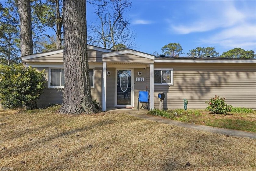 Beautifully maintained and truly move-in ready, this stunning - Beach Home for sale in Virginia Beach, Virginia on Beachhouse.com