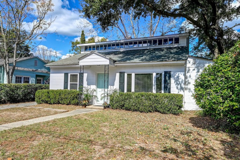 Nestled in an unbeatable location on James Island in the quaint - Beach Home for sale in Charleston, South Carolina on Beachhouse.com