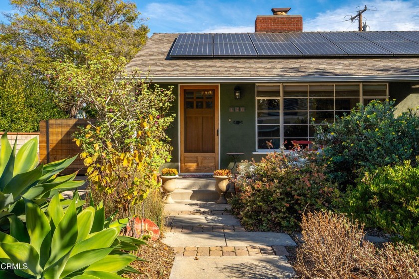 This charming Midtown home is a gem! Nestled in an ideal - Beach Home for sale in Ventura, California on Beachhouse.com