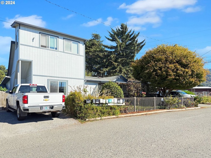 Located close to Sporthaven Beach and the Port with outstanding - Beach Home for sale in Brookings, Oregon on Beachhouse.com