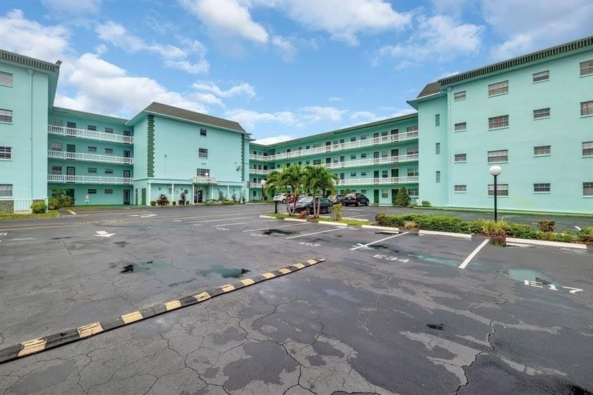 1/1.5 home with modern kitchen and bathrooms, tasteful decor - Beach Condo for sale in Lauderdale Lakes, Florida on Beachhouse.com