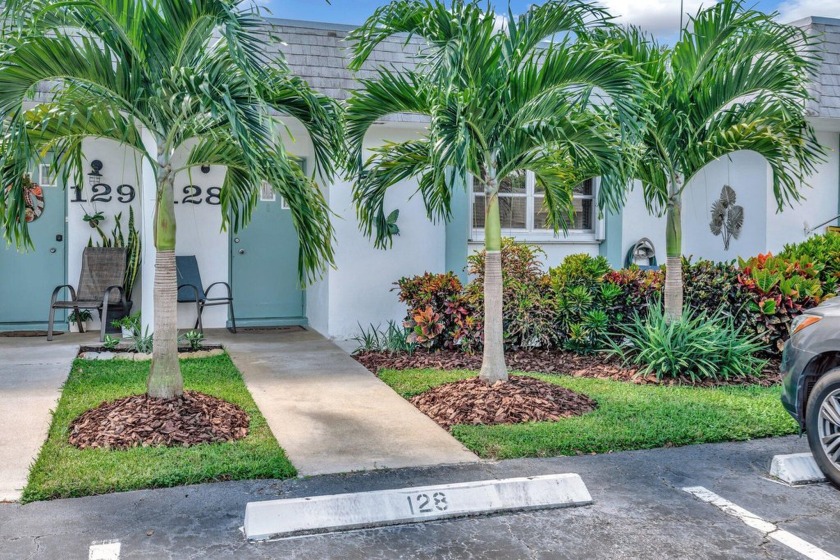 Spacious villa, a you must seee to live in this pristine unit - Beach Townhome/Townhouse for sale in West Palm Beach, Florida on Beachhouse.com