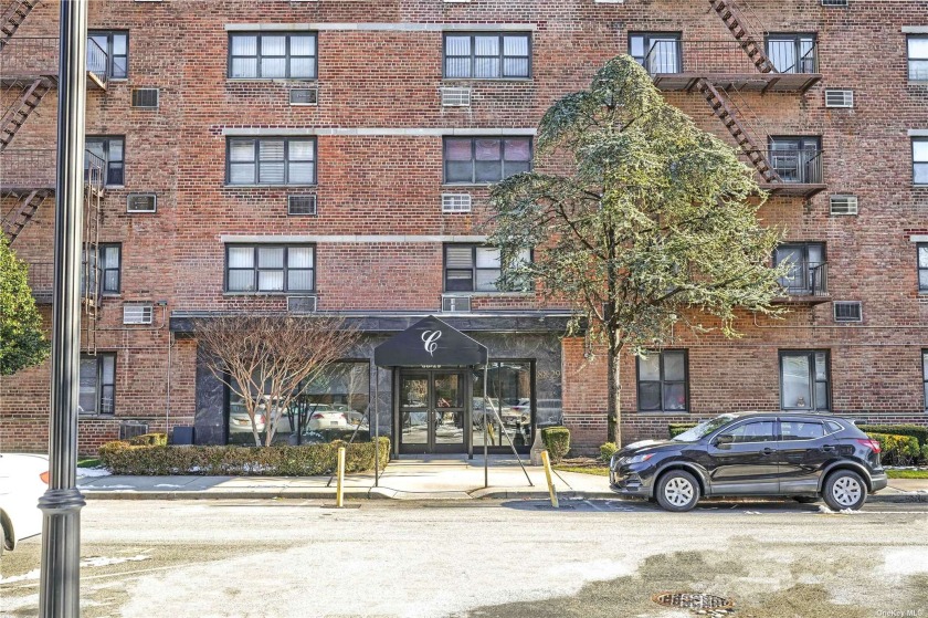 Spacious and bright 2 br/2bathroom corner unit at the Carlton II - Beach Home for sale in Howard Beach, New York on Beachhouse.com