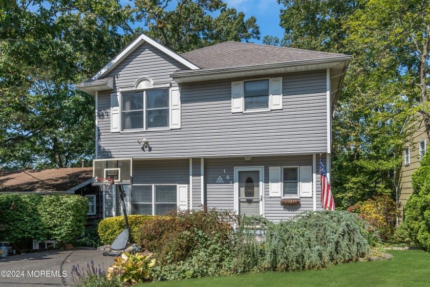 Fantastic 4 bedroom home in the hills of Navesink is waiting for - Beach Home for sale in Atlantic Highlands, New Jersey on Beachhouse.com