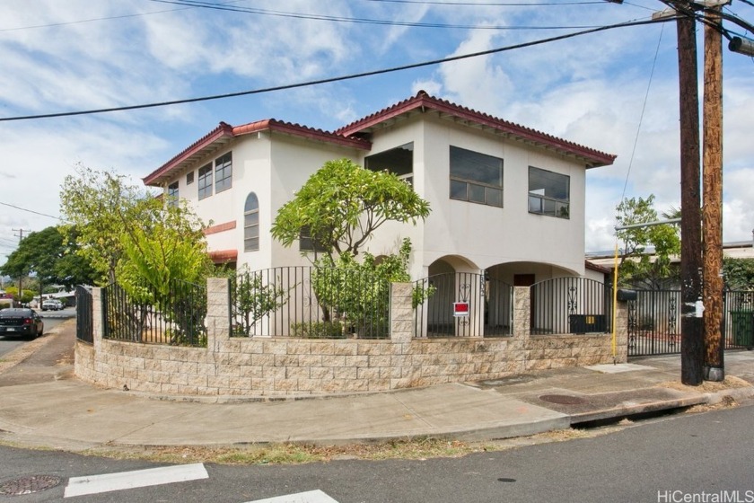 Spacious two story single family dwelling situated in desirable - Beach Home for sale in Honolulu, Hawaii on Beachhouse.com