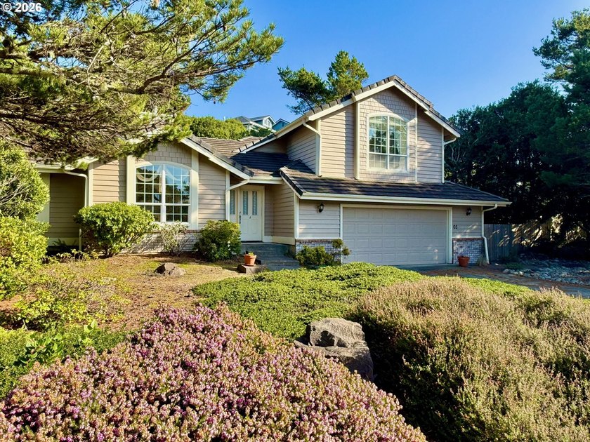 Live the Oregon Coast lifestyle in this beautifully maintained 2 - Beach Home for sale in Florence, Oregon on Beachhouse.com
